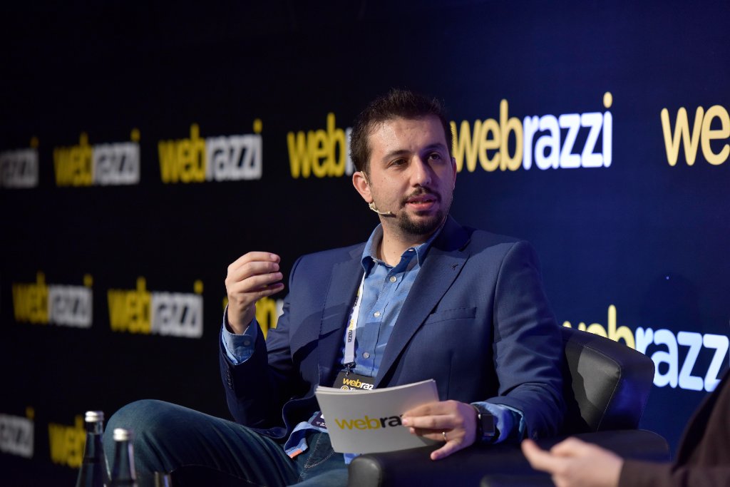 A. Buğra Ferah bir panelde konuşmacılara soru yöneltiyor