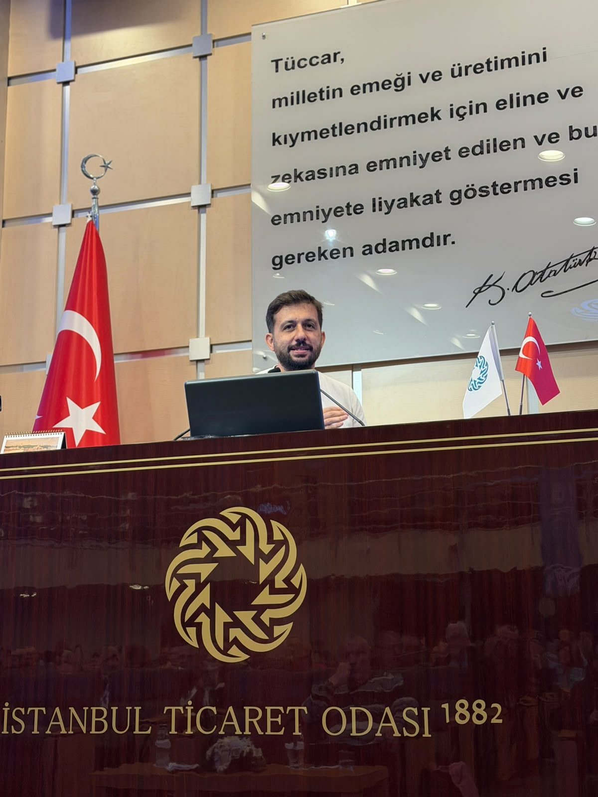 A. Buğra Ferah İstanbul Ticaret Odası meclis salonunda kürsüde